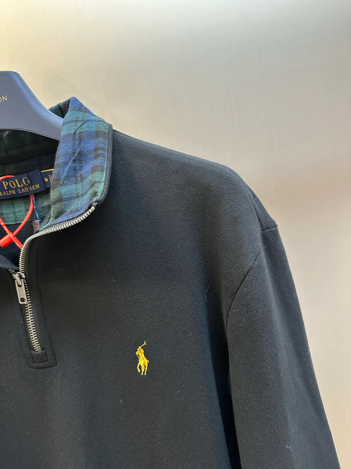 P370 Ralph Lauren gold embroidered half turtleneck sweatshirt, custom-made with elegant fine cotton velvet feel, plaid twill trim on the neckline, and exquisite gold pony logo embellishment, it has its own focus and is fully recognizable.  It adopts imported machine embroidery technology, advanced computer control system and precision mechanical components to realize the pony logo embroidery operation. The fabrics have been washed, so they have a better feel and texture and are not easily deformed.  size：s m l xl